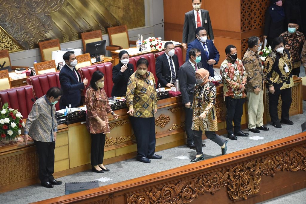 Para menteri Kabinet Indonesia Maju bersiap untuk foto bersama pimpinan DPR di akhir Rapat Paripurna DPR di Kompleks Parlemen, Senayan, Jakarta, Senin (5/10/2020). Dalam rapat paripurna DPR menyetujui mengesahkan RUU Cipta Kerja menjadi undang-undang. 