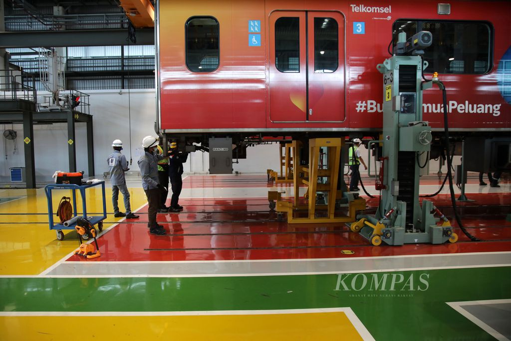  Perawatan menyeluruh atau <i>overhaul</i> rangkaian MRT Jakarta dikerjakan para teknisi di Depo MRT Lebak Bulus, Jakarta, Jumat (21/10/2022). <i>Overhaul</i> atau turun mesin ini dilakukan karena kereta telah menempuh 480.000 kilometer atau sudah beroperasi selama empat tahun. 