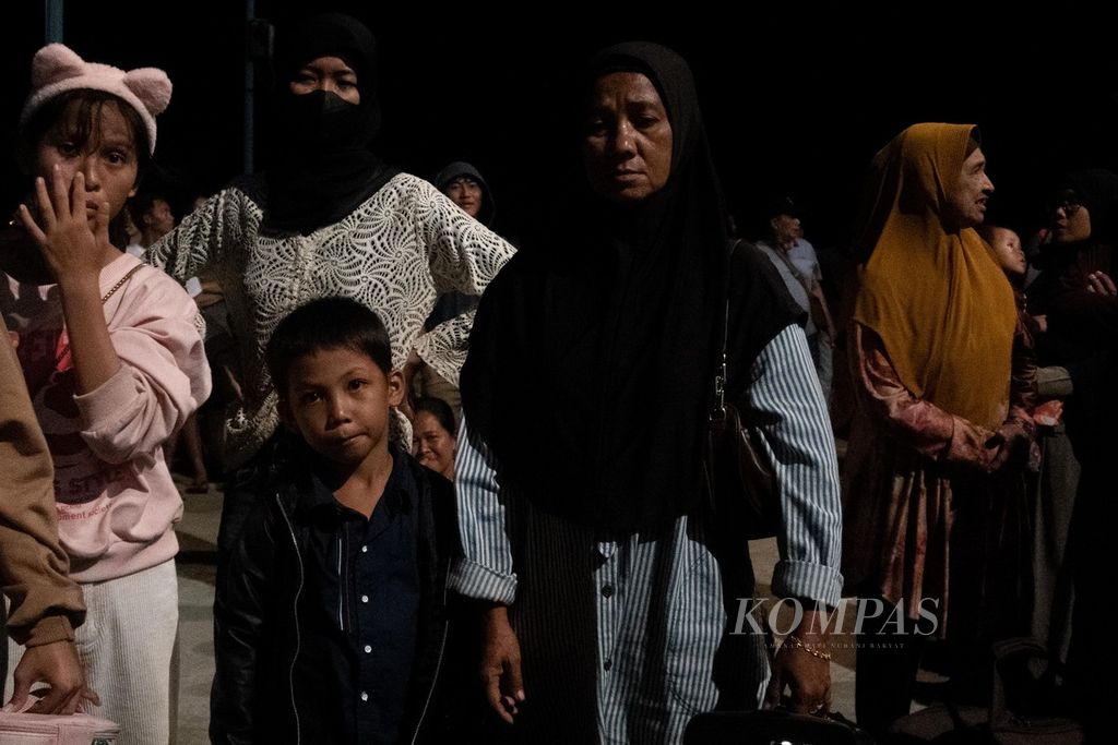 Pengungsi ibu dan anak menunggu giliran naik Kapal Motor Bukit Raya di Dermaga Pos Lintas Batas Negara di Pulau Serasan, Natuna, Kepulauan Riau, Minggu (12/3/2023). Sebanyak 2.240 orang mengungsi akibat bencana tanah longsor di Pulau Serasan yang terjadi pada 6 Maret lalu.
