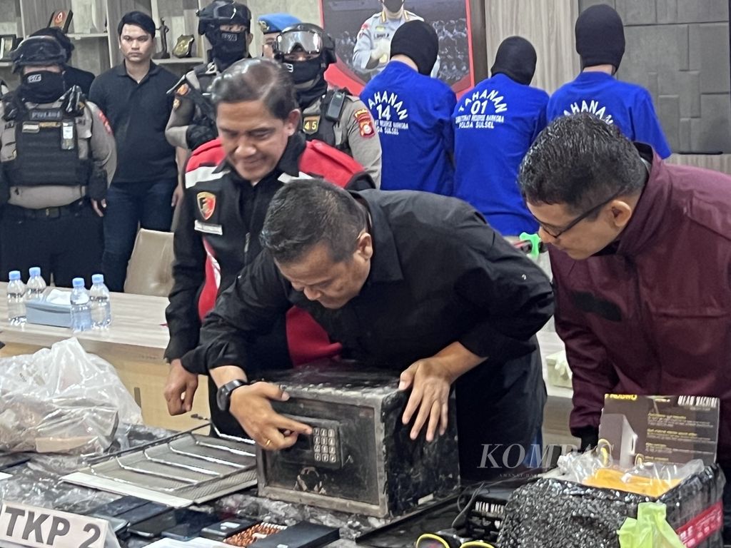 Kapolda Sulawesi Selatan Inspektur Jenderal Setyo Boedi Moepoeni memeriksa brankas yang disebut sebagai tempat penyimpanan narkoba, Minggu (11/6/2023) malam, di Polda Sulsel. Brankas ini diamankan dari salah satu ruangan di Kampus Universitas Negeri Makassar, Parang Tambung, Makassar.