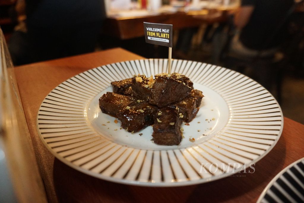 Steik nabati berbahan dasar jamur shiitake, tepung rumput laut, dan kedelai produksi Green Rebel dipamerkan di Manado, Sulawesi Utara, Sabtu (5/2/2022).