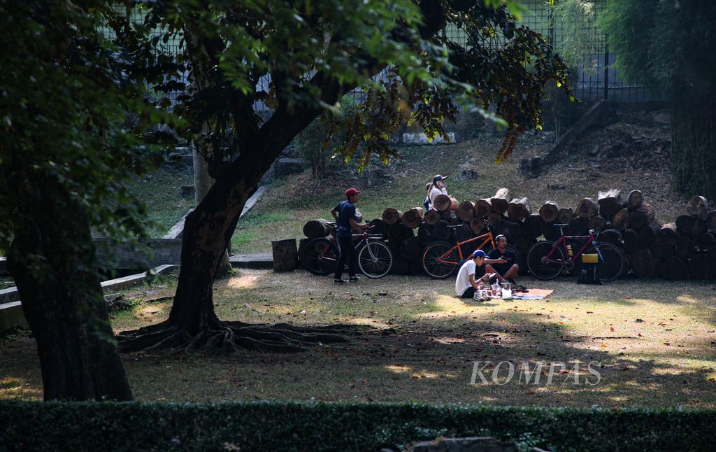 Pesepeda beristirahat di Taman Langsat, Kebayoran Baru, Jakarta Selatan, Sabtu (19/8/2023). 
