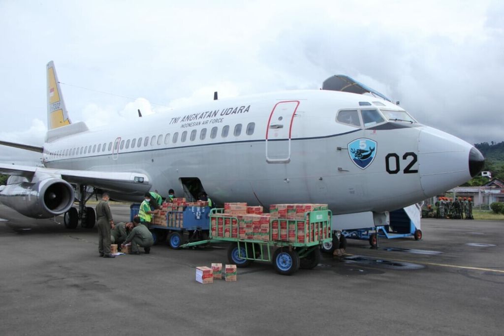 Personel Lanud Sultan Hasanuddin, di Makassar, Sulawesi Selatan, membawa bantuan logistik yang akan dibawa ke Mamuju, Sulawesi Barat, pada Jumat (15/1/2021). Sejumlah bantuan mengalir untuk korban bencana gempa bumi di Mamuju dan Majene.