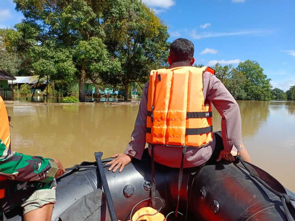 Petugas gabungan memantau dan melakukan pendataan di lokasi-lokasi banjir, Kotawaringin Barat, Kalimatan Tengah pada Sabtu (2/7/2022). 