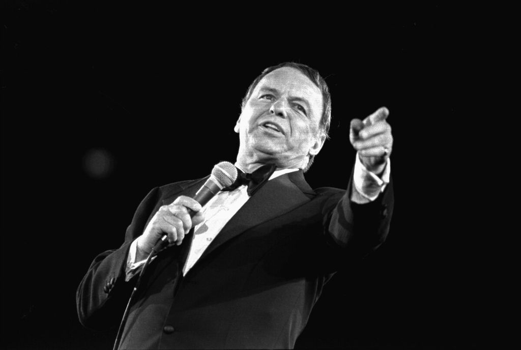 Frank Sinatra tampil di Veterans Memorial Coliseum, Long Island, New York, Amerika Serikat, 9 April 1974.  