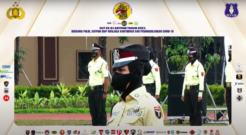 Tangkapan layar upacara peringatan HUT ke-41 satpam di Lapangan Bhayangkara, Jakarta, Rabu (2/2/2022). Dalam upacara tersebut, seragam baru satpam yang berwarna krem mulai diperkenalkan.