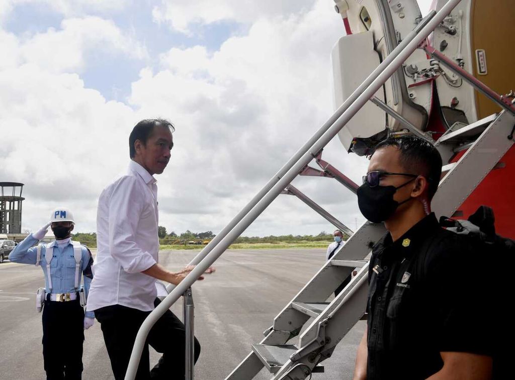Presiden Joko Widodo sesaat sebelum bertolak dari Bandar Udara Mathilda Batlayeri seusai melakukan rangkaian kegiatan di Kabupaten Kepulauan Tanimbar, Provinsi Maluku, Jumat (2/9/2022).