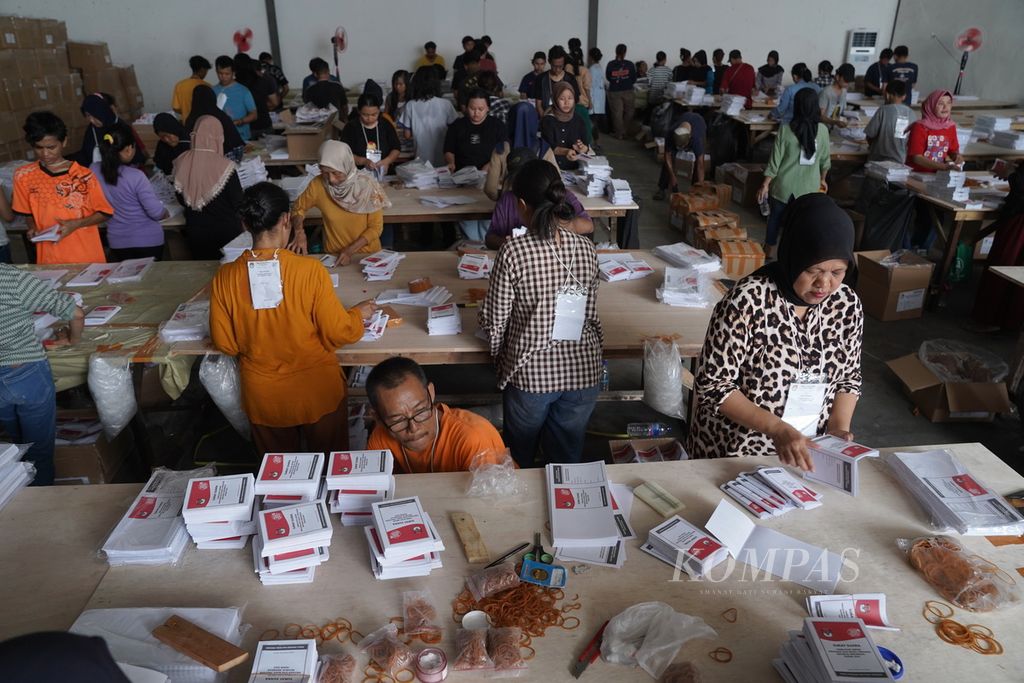 Pekerja menyortir dan melipat surat suara calon presiden-wakil presiden yang akan maju dalam Pemilu 2024 di gudang logistik KPU Jakarta Timur di kawasan Jakarta Industrial Estate Pulogadung, Jakarta Timur, Selasa (9/1/2024).