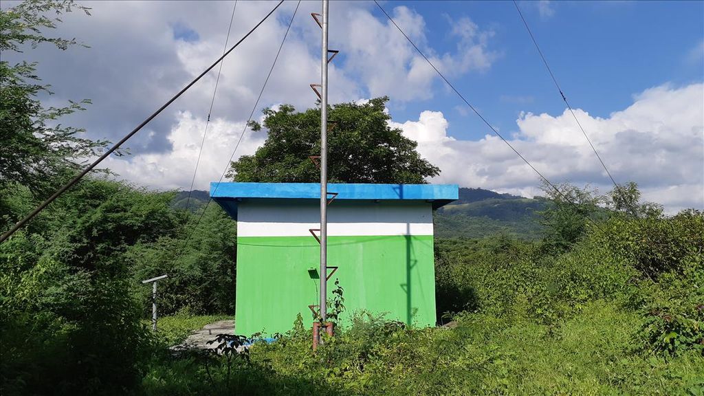 Kondisi bangunan alat atau senslr deteksi gempa di Desa Pombewe, Kecamatan Sigi Biromaru, Kabupaten Sigi, Sulteng, Senin (29/7/2019). Sejumlah orang mencuri perangkat sensor gempa pada Juni lalu. 