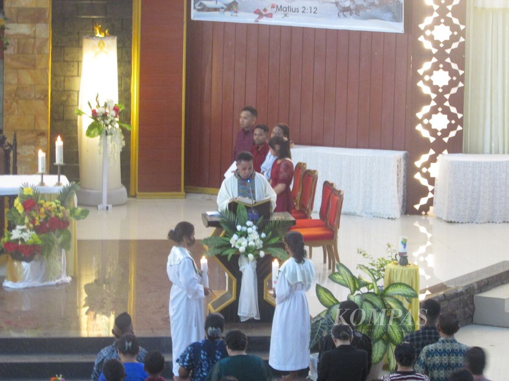 P Egidius Taimenas SVD saat memimpin misa II malam Natal di Kupang, NTT, Sabtu (24/12/2022). 