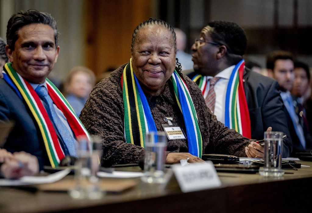 Menteri Hubungan Internasional dan Kerja Sama Afrika Selatan Naledi Pandor (tengah) menghadiri pengumuman putusan Mahkamah Internasional (ICJ) dalam kasus gugatan genosida terhadap Israel yang diajukan oleh Afrika Selatan di Den Haag, Belanda, 26 Januari 2024.  