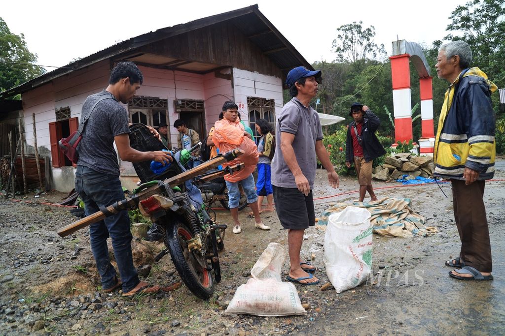 Aktivitas jual beli getah kemenyan setiap hari Jumat di Desa Simardangiang, Tapanuli Utara, Sumatera Utara, Jumat (29/7/2022). 