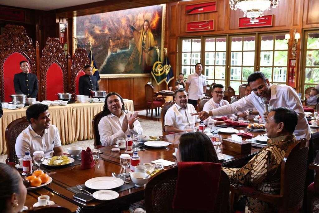 Suasana makan siang Menteri Pertahanan Prabowo Subianto bersama para <i>influencer</i> nasional di Kantor Kementerian Pertahanan, Jakarta, Rabu (29/11/2023).