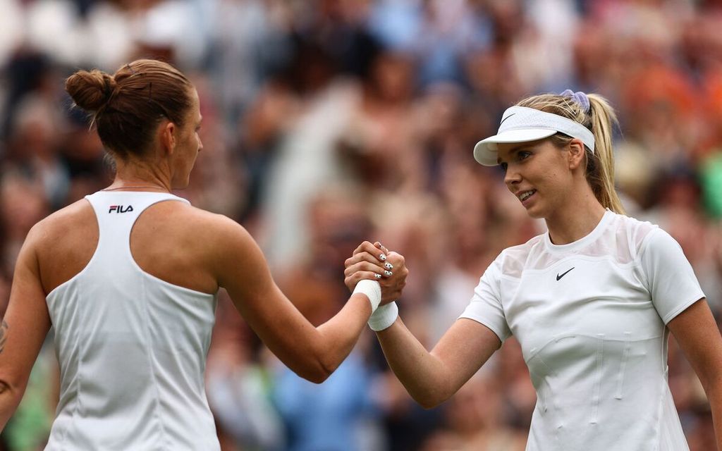 Petenis Inggris Raya, Katie Boulter (kanan), menyalami petenis senior Ceko, Karolina Pliskova, yang dikalahkannya pada babak kedua Wimbledon di London, Inggris, 30 Juni 2022. 