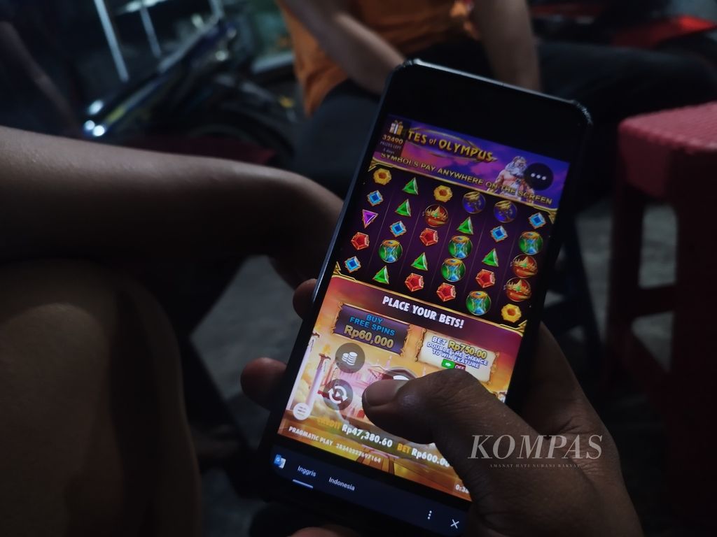Ilustrasi seseorang sedang bermain judi slot di Jakarta, Rabu (1/11/2023).
