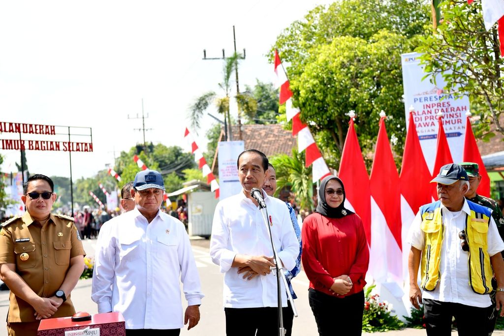 Presiden Joko Widodo meresmikan perbaikan jalan daerah di Provinsi Jawa Timur bagian selatan sepanjang 209,46 kilometer di Kabupaten Madiun, Jatim, Jumat (8/3/2024). 
