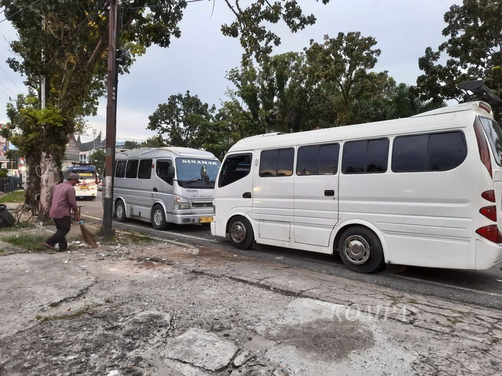 Bus AKDP milik PO Sinamar parkir di pinggir jalan di Kota Padang, Sumatera Barat, Minggu (4/9/2022) sore.