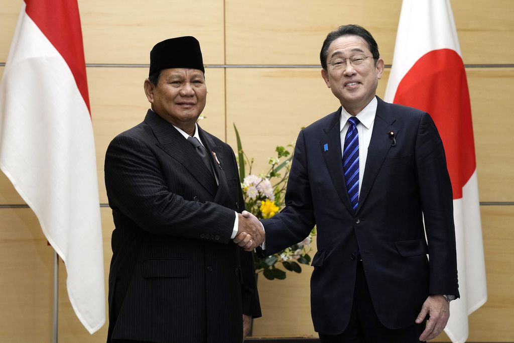 Calon presiden pemenang Pemilu 2024 Prabowo Subianto berjabat tangan dengan Perdana Menteri Fumio Kishida (kanan) di Kantor Perdana Menteri Jepang di Tokyo, Jepang, 3 April 2024. 