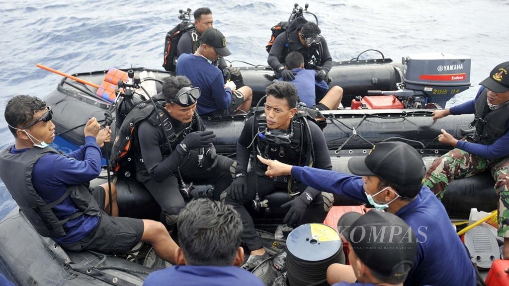 Ilustrasi. Tim SAR dari Detasemen Jalamangkara atau Denjaka TNI AL, Selasa (30/10/2018), bersiap menyelam dalam upaya pencarian pesawat Lion Air PK-LQP yang jatuh di perairan Karawang, Jawa Barat.