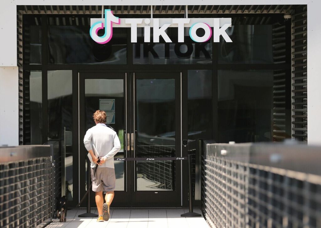 Dalam foto yang diambil pada 27 Agustus 2020 ini, logo Tiktok ditampilkan di depan Kantor Tiktok pada 27 Agustus 2020 di Culver City, California, Amerika Serikat. 