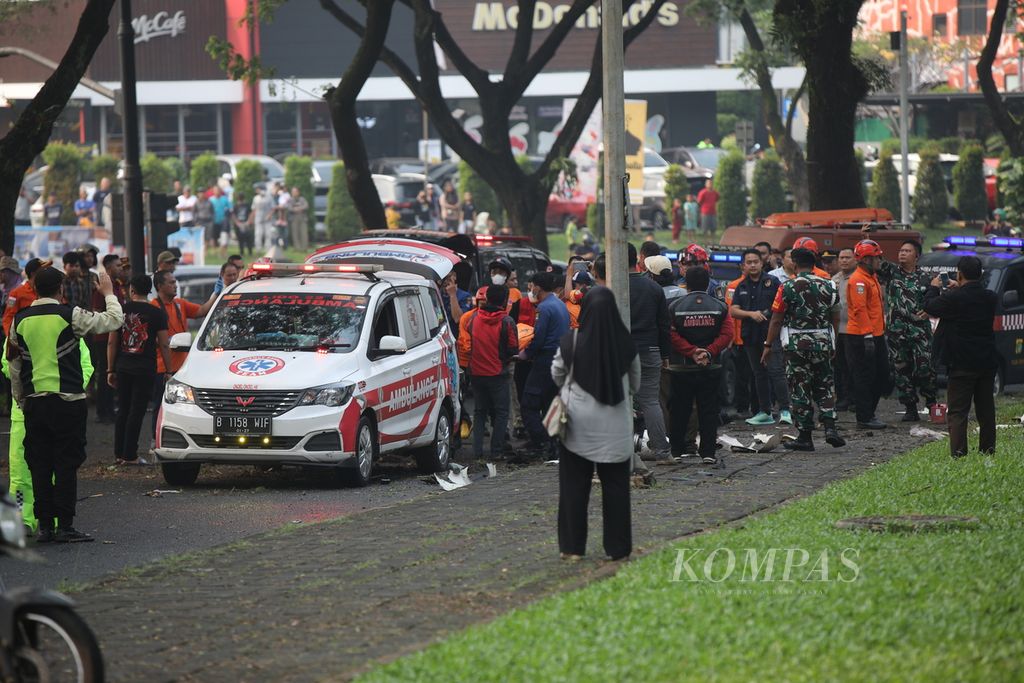 Mobil ambulans digunakan untuk evakuasi korban jatuhnya pesawat berjenis TecnamP2006T dengan nomor registrasi PK-IFP di kawasan BSD, Serpong, Tangerang Selatan, Banten, Minggu (19/5/2024).