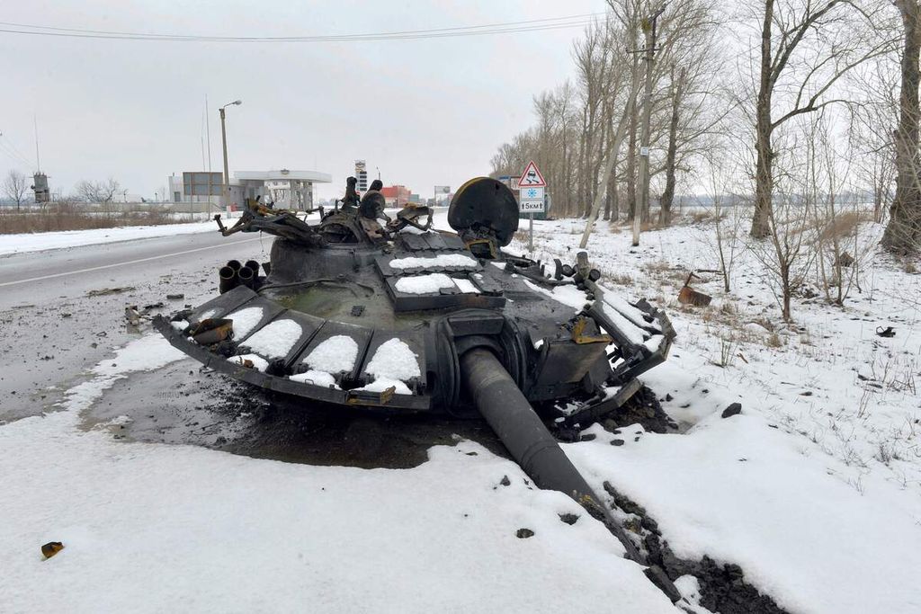 Sebuah tank Rusia yang hancur teronggok di pinggir jalan di luar kota Kharkiv. Foto diambil pada Sabtu (26/2/2022). 