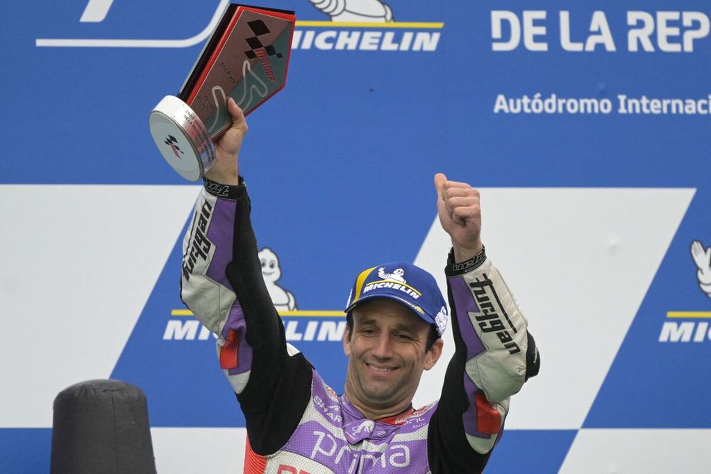 Pebalap Perancis, Johann Zarco, merayakan keberhasilannya finis di posisi kedua pada ajang MotoGP seri Argentina di Sirkuit Termas de Rio Hondo, Kota Santiago del Estero, Argentina, Minggu (2/4/2023).