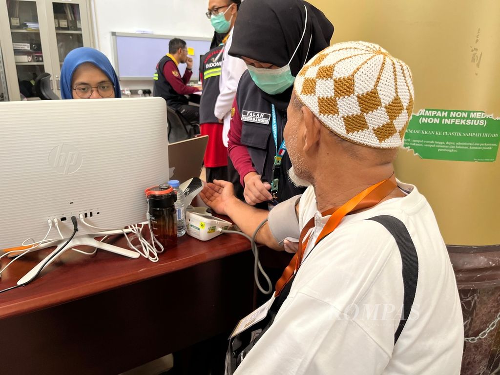 Suasana layanan di Klinik Kesehatan Haji Indonesia Daerah Kerja Mekkah, Arab Saudi, Sabtu (25/5/2024). 