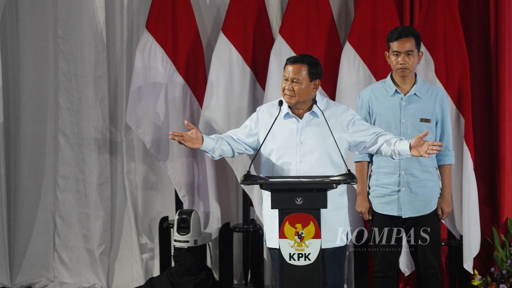 Pasangan Prabowo Subianto dan Gibran Rakabuming Raka menyampaikan pandangannya tentang antikorupsi ketika Komisi Pemberantasan Korupsi menggelar acara Penguatan Antikorupsi Untuk Penyelenggara Negara Berintegritas (Paku Integritas) di Gedung Juang KPK, Jakarta, Rabu (17/1/2024).