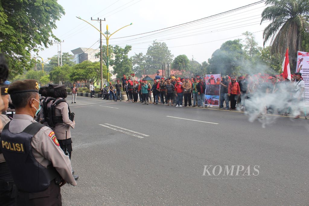 Aliansi Masyarakat Dayak Peduli Bangkal gelar aksi di depan kantor Polda Kalteng di Palangkaraya, Kalimantan Tengah, Senin (16/10/2023). Mereka mendesak polisi yang diduga memberi instruksi menembak untuk diadili di depan hukum pun hukum adat.