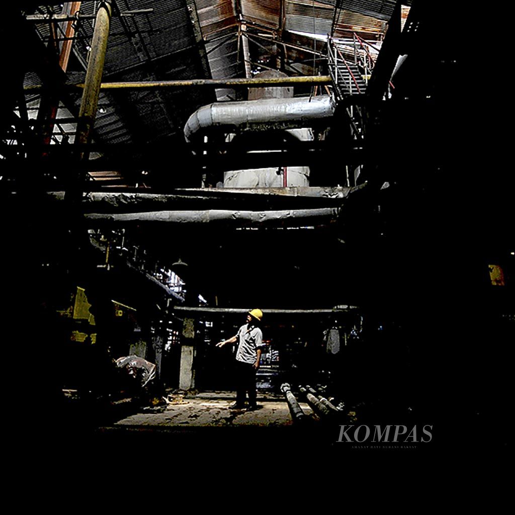 Pekerja memeriksa dan merawat instalasi mesin yang memproses tebu untuk memproduksi gula di Pabrik Gula Tasikmadu, Kabupaten Karanganyar, Jawa Tengah, Rabu (3/5). 
