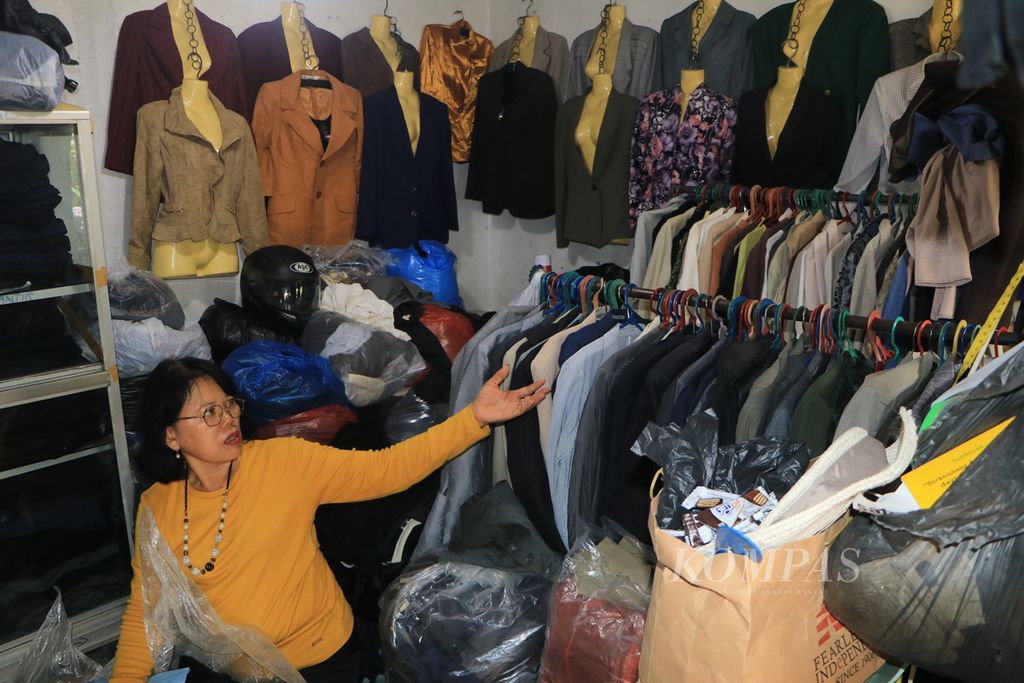 Pedagang pakaian bekas beraktivitas di Pasar Simalingkar, Medan, Sumatera Utara, Rabu (22/3/2023). Di Medan terdapat sejumlah pasar pakaian bekas besar. Sumut juga menjadi pintu masuk penyelundupan pakaian bekas sebelum dikirim ke berbagai tempat.