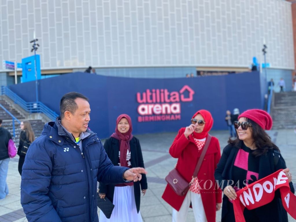 Mantan pebulu tangkis Indonesia, Rexy Mainaky, yang kini menjadi pelatih bulu tangkis Malaysia, menyapa penonton asal Indonesia di tengah berlangsungnya laga perempat final turnamen bulu tangkis All England Utilita Arena Birmingham, Inggris, Jumat (18/3/2022).