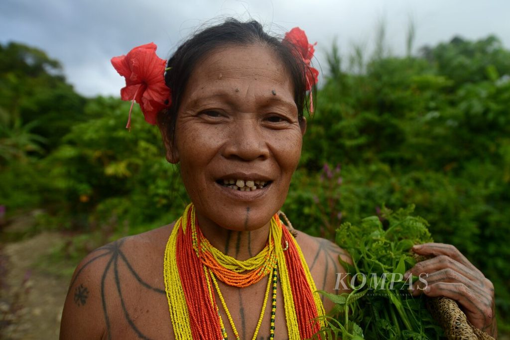 BaI Laulau, istri sikerei Aman Laulau di Dusun Buttui, Desa Madobag, Kecamatan Siberut Selatan, Kepulauan Mentawai, Sumatera Barat, Kamis (28/7/2022).