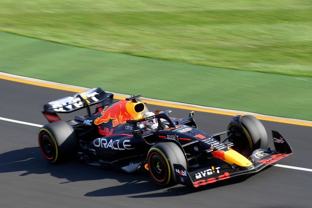 Pebalap Red Bull, Max Verstappen, melaju pada Grand Prix Formula 1 Australia di Sirkuit Albert Park, Melbourne, Australia, 10 April 2022. 