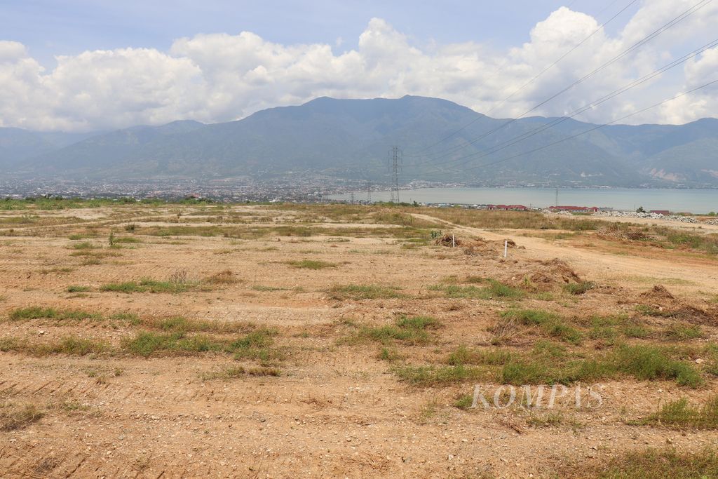 Tampak bentangan lahan untuk pembangunan hunian tetap penyintas gempa, tsunami, dan likuefaksi di Kelurahan Talise, Kecamatan Mantikulore, Kota Palu, Sulteng, Senin (26/9/2022).