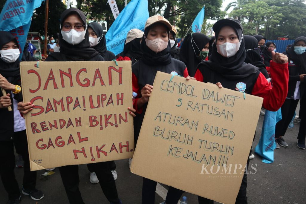 Sejumlah buruh berunjuk rasa di depan Kantor Bupati Cirebon, Jawa Barat. Mereka menolak kenaikan upah minimum Cirebon Rp 10.426 karena dinilai tidak manusiawi.