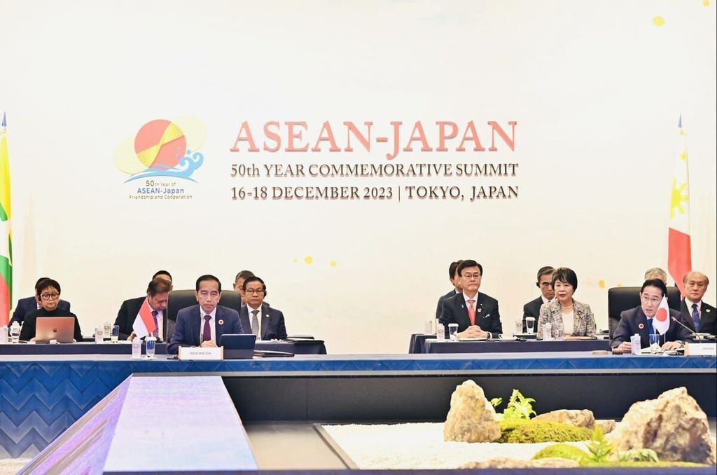 Presiden Jokowi menilai kemitraan komprehensif strategis ASEAN-Jepang adalah modal kuat untuk terus saling menguntungkan di tengah ketidakpastian global. Untuk itu, penguatan kerja sama harus konkret dan membawa manfaat langsung bagi masyarakat ASEAN dan Jepang. Hal ini disampaikan Presiden dalam KTT ASEAN-Jepang di Tokyo, Jepang, Minggu (17/12/2023).