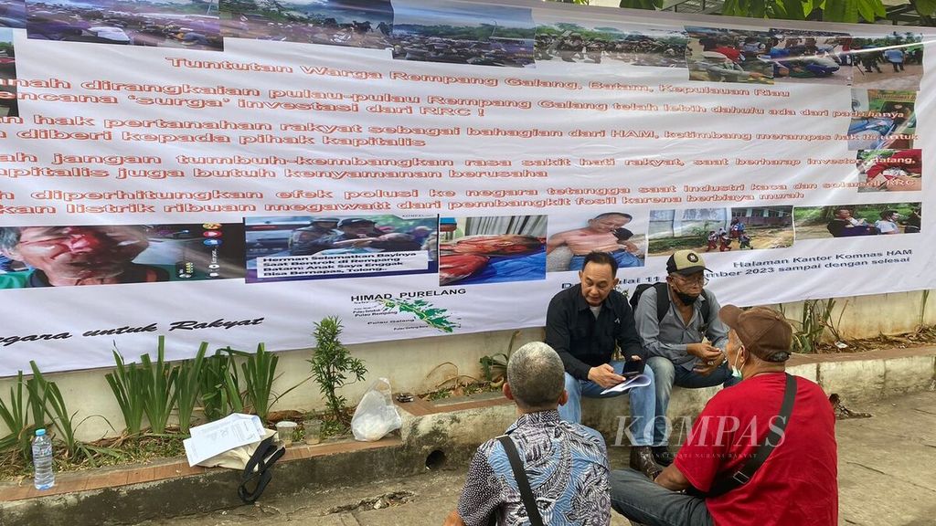 Anggota Himpunan Masyarakat Adat Pulau-pulau Rempang Galang mendirikan dua tenda dan spanduk di depan kantor Komnas HAM, Jakarta Pusat, sejak Senin (11/9/2023).