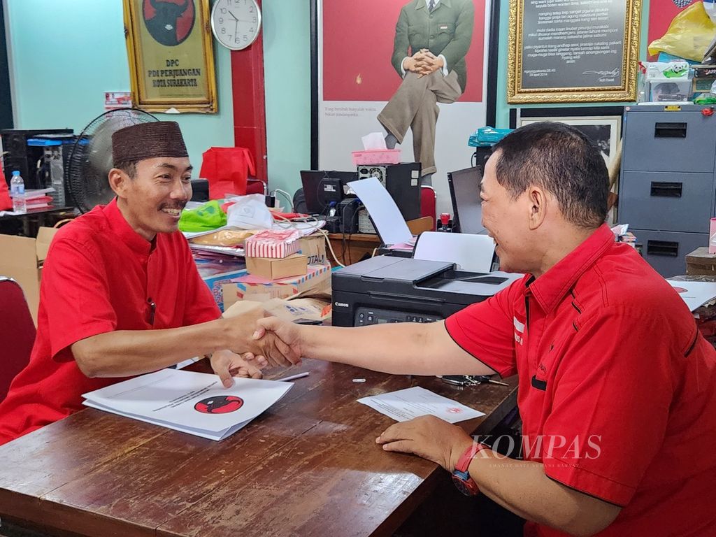 Anggota DPRD Kota Surakarta, Wawanto (kiri), mendaftarkan diri sebagai bakal calon wakil wali kota ke DPC PDI-P Kota Surakarta, di Kota Surakarta, Jawa Tengah, Selasa (9/4/2024). 