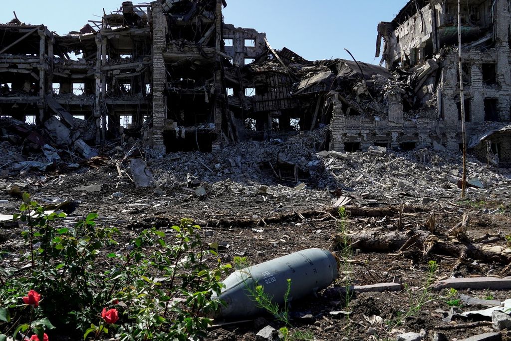 Bom udara FAB-250 yang tidak meledak, Kamis (2/6/2022), teronggok di dekat gedung hancur di Mariupol, di tengah operasi militer Rusia di Ukraina.