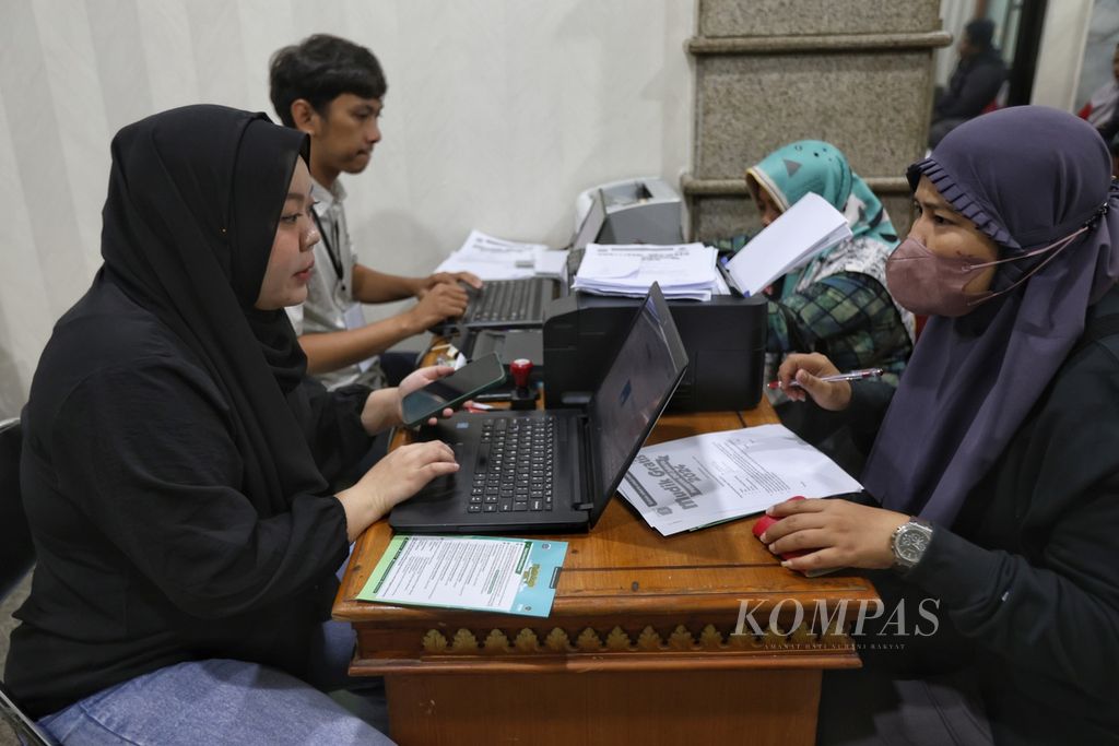 Petugas mudik gratis memverifikasi data peserta di Kantor Dinas Perhubungan Provinsi DKI Jakarta, Sabtu (23/3/2024).