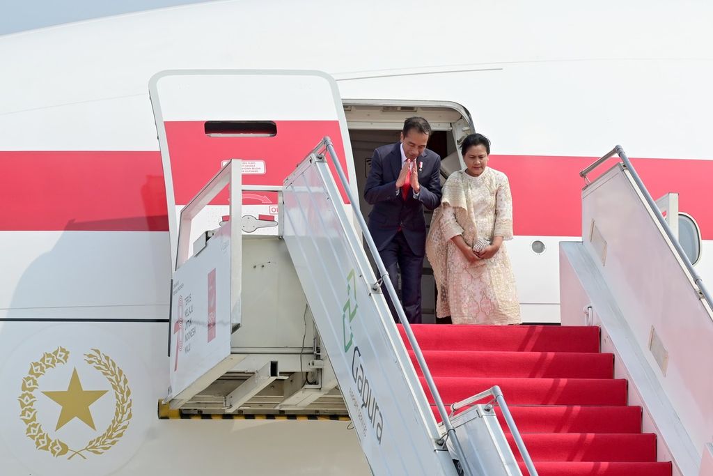 Presiden Joko Widodo dan Nyonya Irina membungkuk sebagai tanda berpamitan untuk berangkat ke New Delhi, India, Jumat (8/9/2023) siang. Di India, Presiden Jokowi akan menghadiri KTT G20 pada 9-10 September.