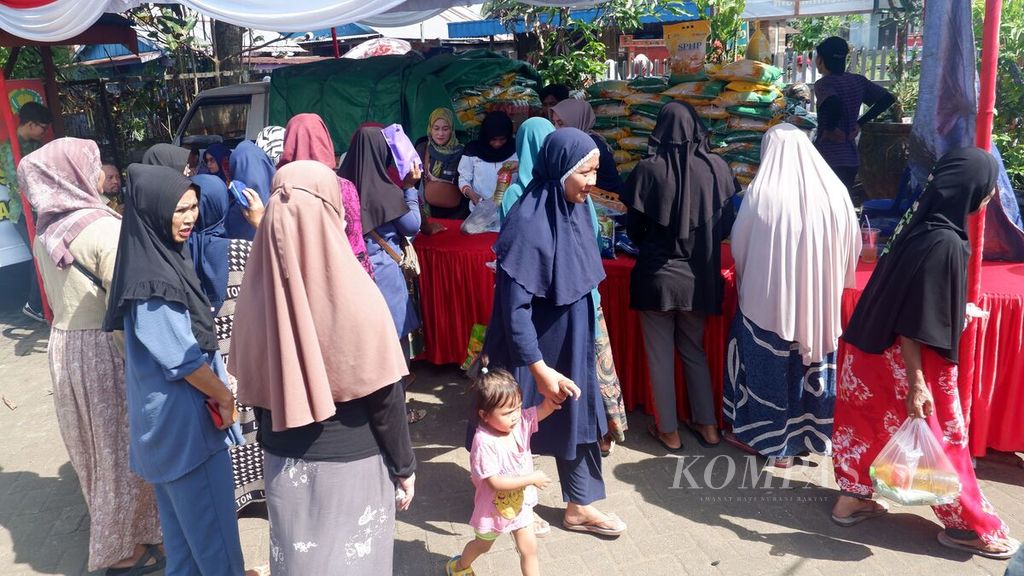 Warga mengantre membeli beras dan bahan pokok lain dalam kegiatan pasar murah di Kelurahan Sungai Lulut, Banjarmasin Timur, Kota Banjarmasin, Kalimantan Selatan, Kamis (29/2/2024). 