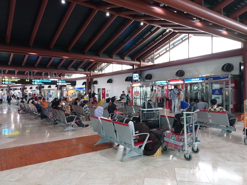 Penumpang di dalam area keberangkatan Terminal 2 Bandara Internasional Soekarno-Hatta, Tangerang, Banten, Rabu (5/5/2021). Jumlah penumpang pesawat pada momen Natal dan Tahun Baru diprediksi mencapai 3,62 juta orang atau naik 52,7 persen. Kementerian Perhubungan akan melakukan inspeksi di 38 bandara mulai 21 Desember 2022 hingga 2 Januari 2023.