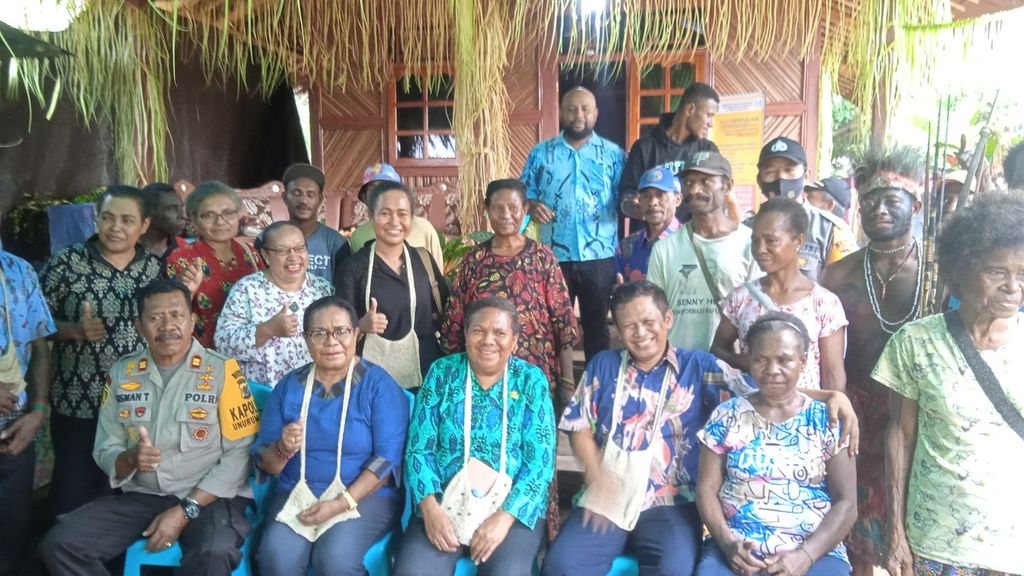 Wakil Bupati Jayapura Giri Wijayantoro bersama berbagai pihak dan elemen masyarakat yang terlibat dalam pembukaan Sekolah Lapang Kire-Kire Syal Gwibin Gol untuk Kelompok Perempuan Adat Ingger Wewal di Kampung Sawesuma, Kabupaten Jayapura, Papua, Jumat (15/7/2022).