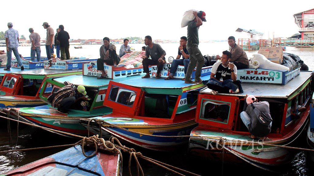 Boats are moored at Pasar 16 Ilir in Palembang, South Sumatra, on Sunday (15/04/2018). Such boats are a key mode of transportation in the area amid limited overland access. However, the small-scale shipping business in South Sumatra is far from safe, because many vessels lack adequate safety equipment.