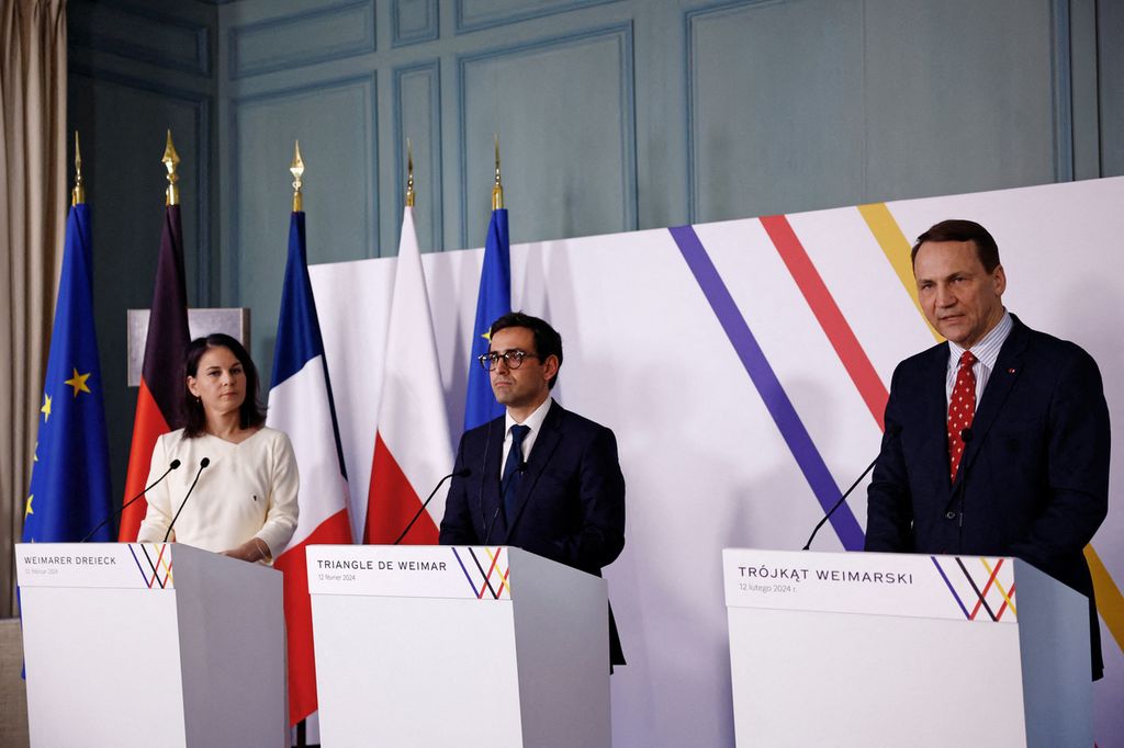 Menteri Luar Negeri Jerman Annalena Baerbock, Menlu Prancis Stephane Sejourne, dan Menlu Polandia Radoslaw Sikorski (dari kiri ke kanan) setelah bertemu di pinggiran Paris, Senin (12/2/2024).