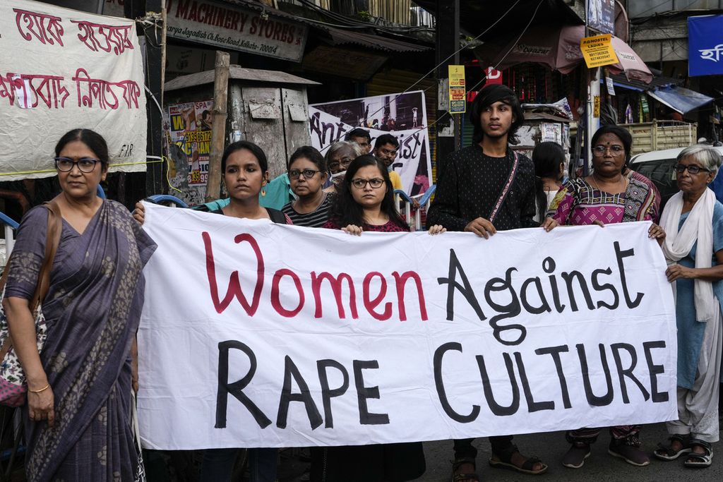 Unjuk rasa di Kolkata, India, pada Agustus 2022 untuk memprotes pembebasan pelaku pemerkosaan. 