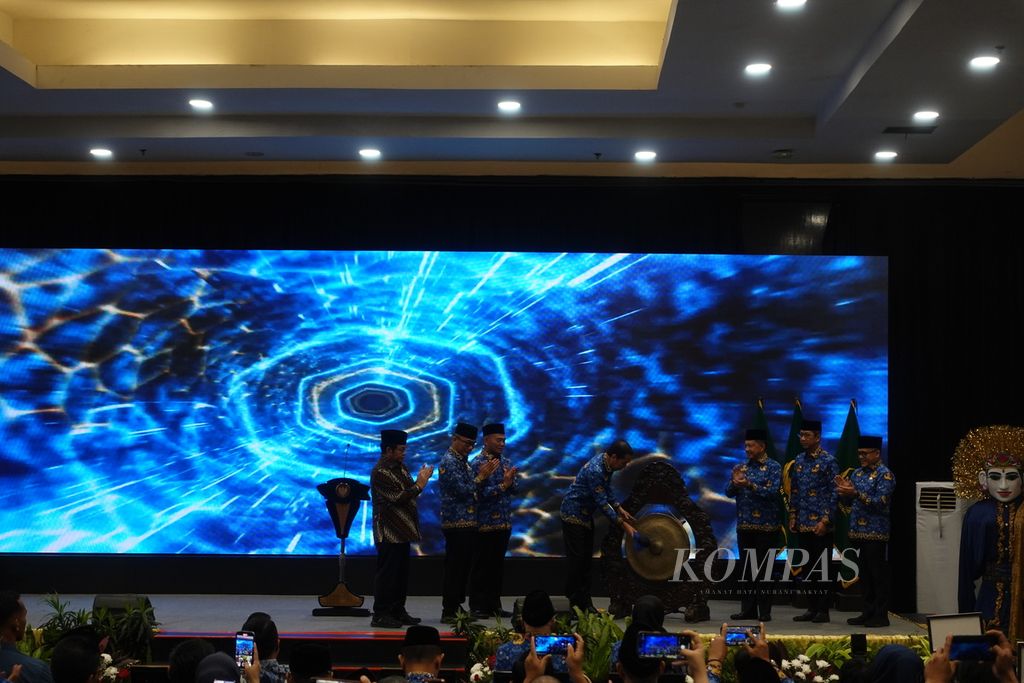 Presiden Joko Widodo memukul gong sebagai tanda pembukaan Rapat Kerja Nasional Korps Pegawai Republik Indonesia (Korpri) Tahun 2023 di Hotel Mercure Ancol, Jakarta, Selasa (3/10/2023).